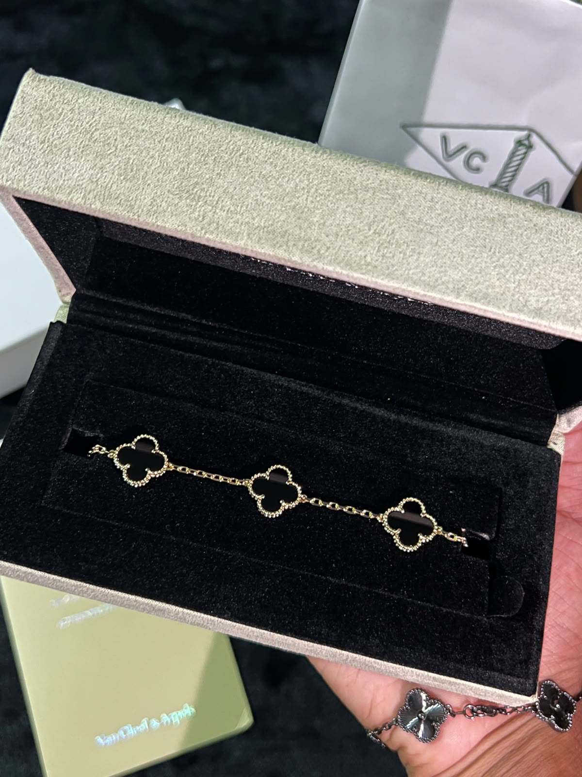 PULSO VCA ORO | NEGRO